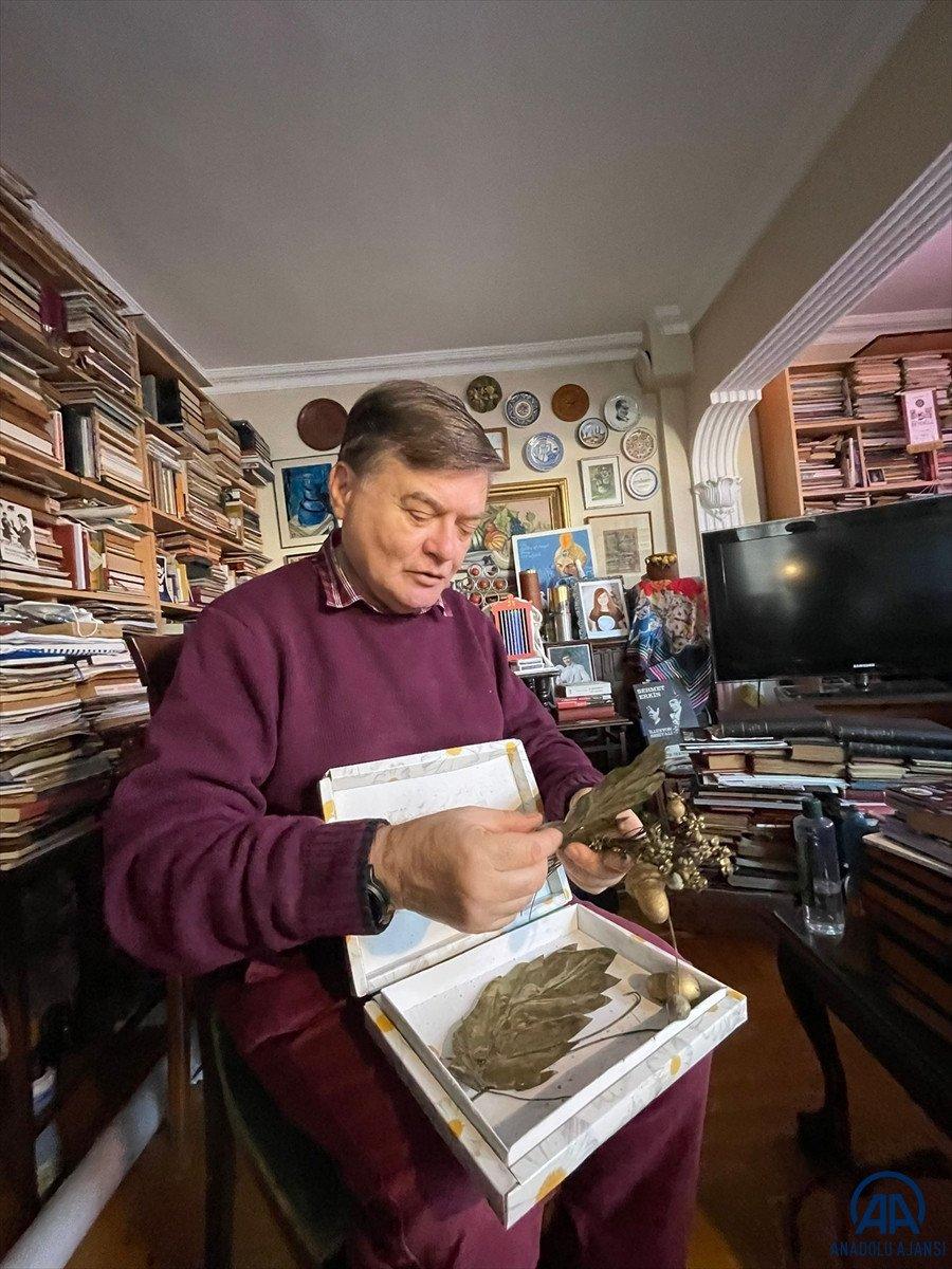 Atatürk'ün cenaze kortejinde taşınan çelengin parçalarına gözü gibi bakıyor