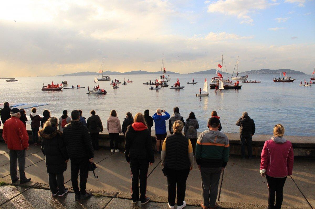 Kadıköy'de 6 buçuk kilometrelik Ata'ya saygı zinciri oluşturuldu