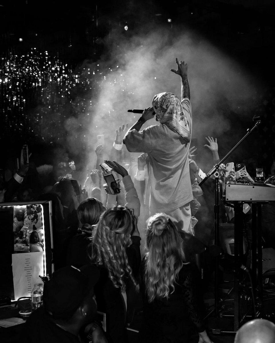 Şarkıcı Justin Bieber, sahneye başörtüsüyle çıktı