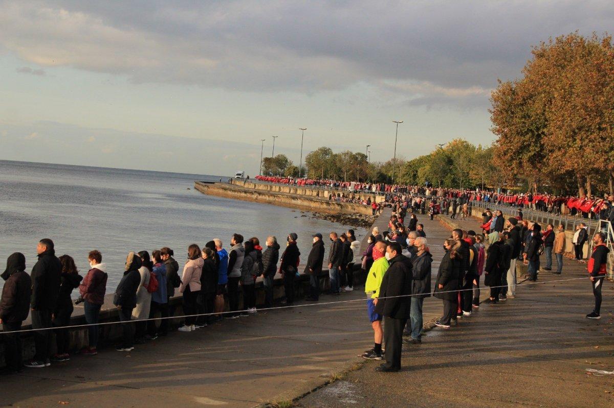 Kadıköy'de 6 buçuk kilometrelik Ata'ya saygı zinciri oluşturuldu