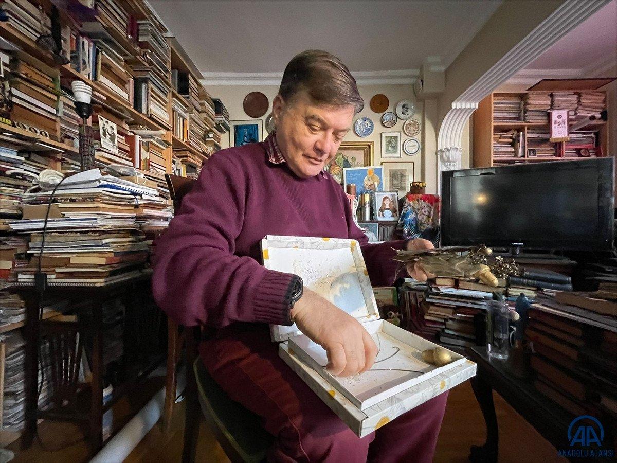 Atatürk'ün cenaze kortejinde taşınan çelengin parçalarına gözü gibi bakıyor