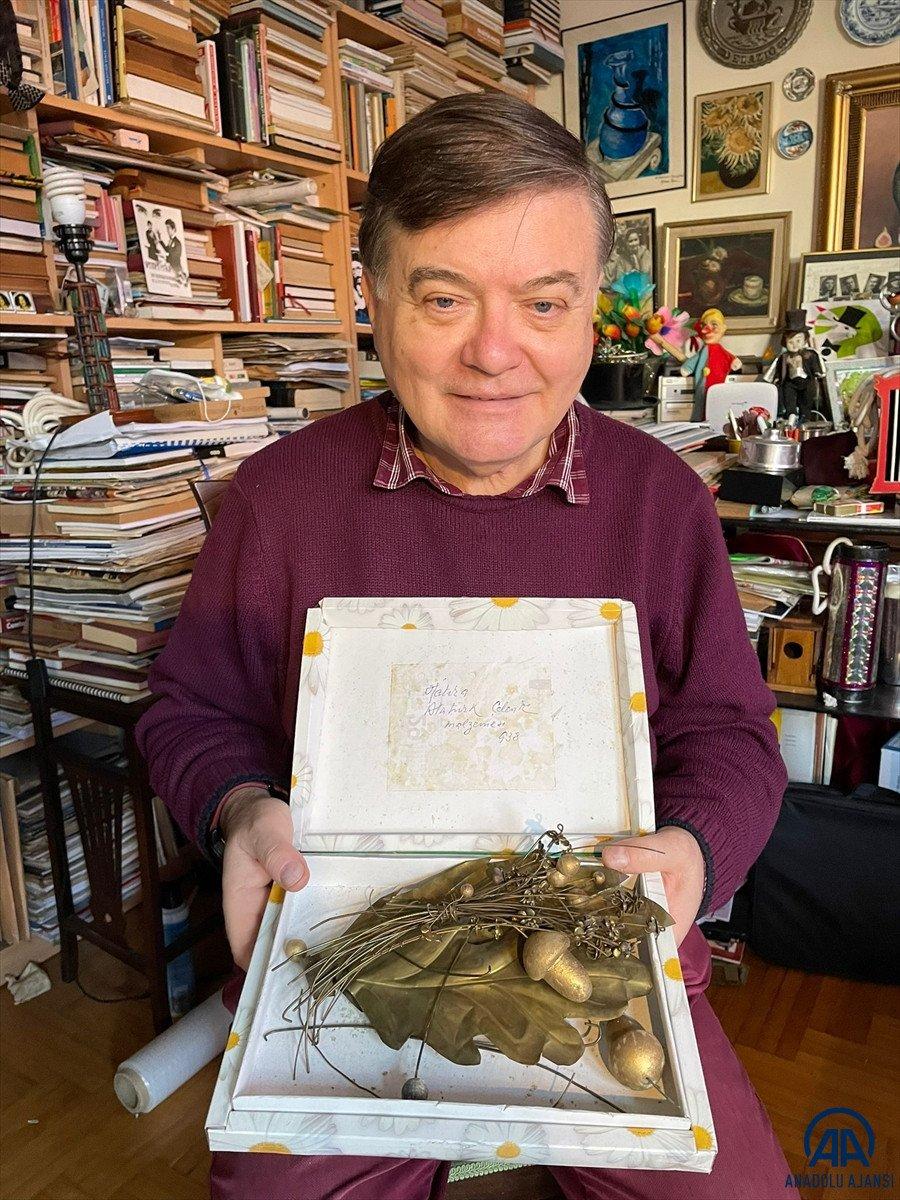 Atatürk'ün cenaze kortejinde taşınan çelengin parçalarına gözü gibi bakıyor