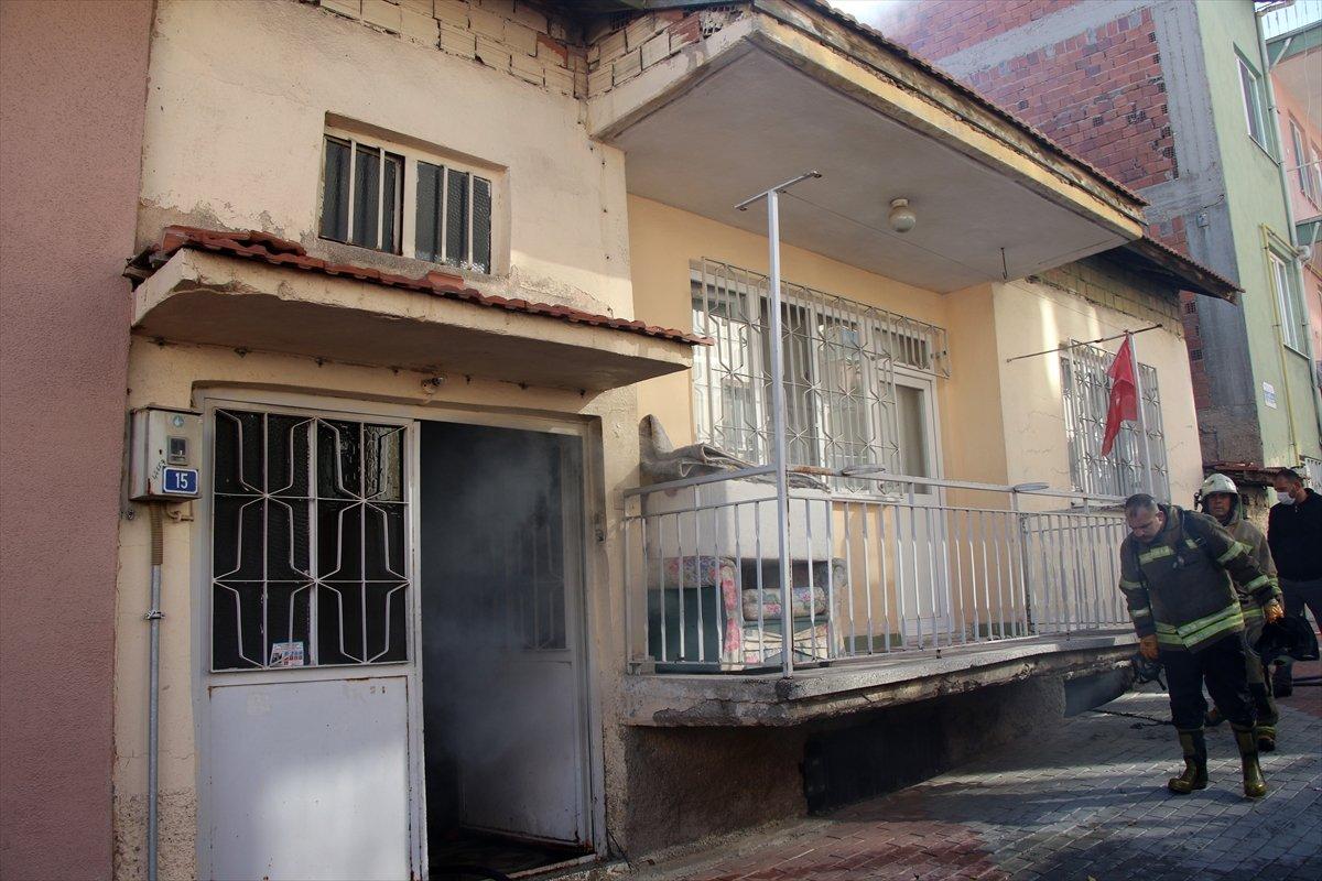 Uşak'ta yangında mahsur kalan köpeği itfaiye kurtardı