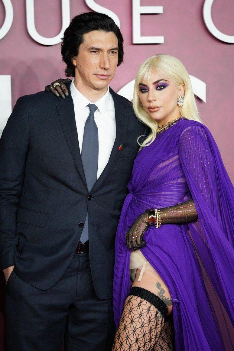 Lady Gaga, iç çamaşırını gösterdi