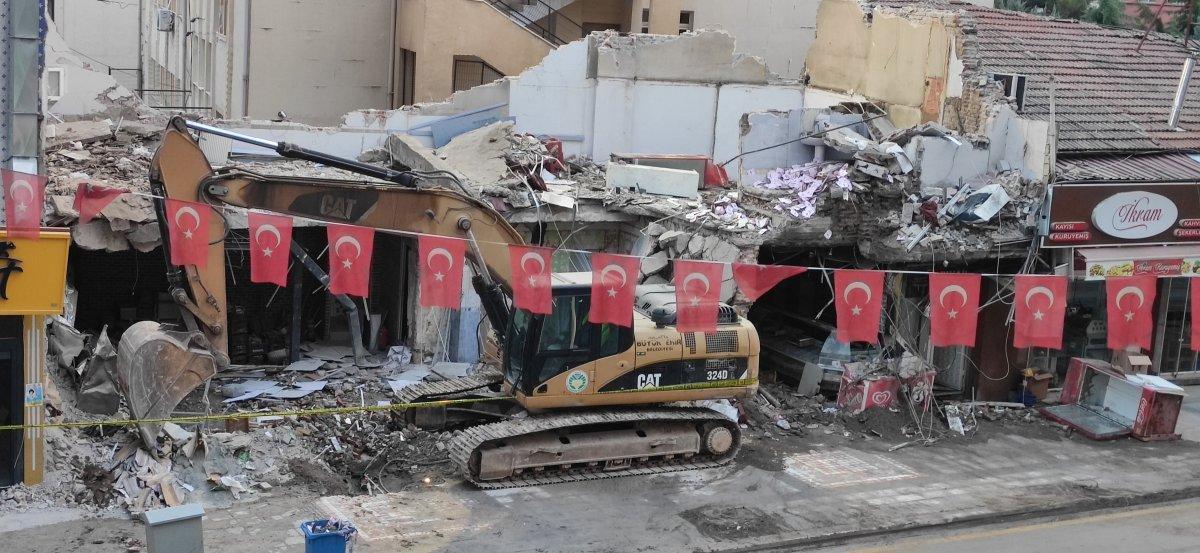 Malatya’da çöken binadaki hasar gün ağarınca ortaya çıktı