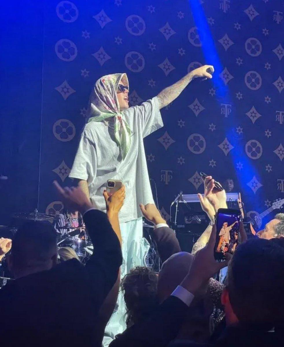 Şarkıcı Justin Bieber, sahneye başörtüsüyle çıktı