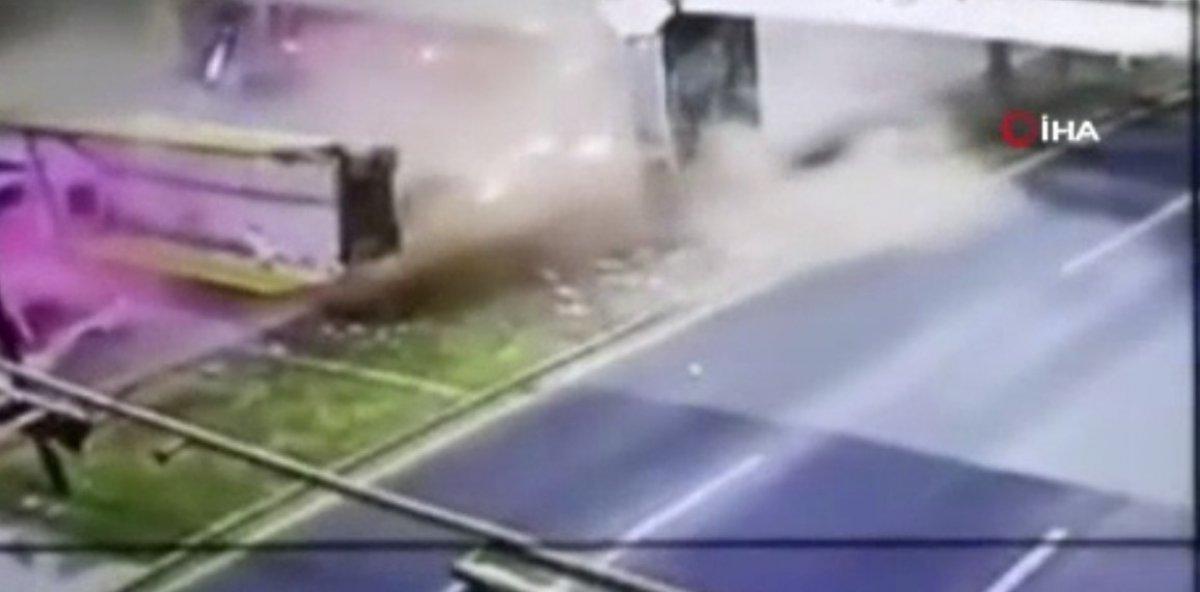Meksika’da kamyon, çarptığı üst geçidi yıktı