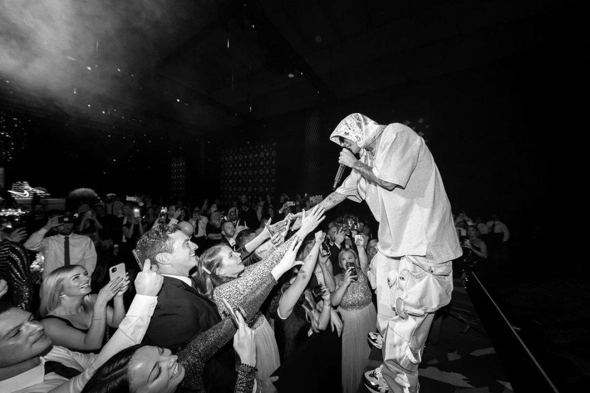 Şarkıcı Justin Bieber, sahneye başörtüsüyle çıktı