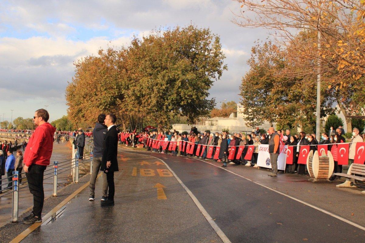 Kadıköy'de 6 buçuk kilometrelik Ata'ya saygı zinciri oluşturuldu