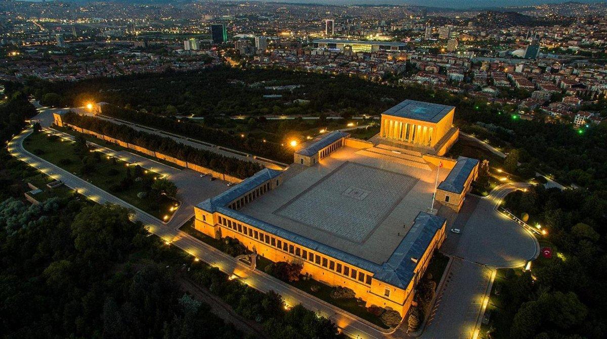 Bayrağın gönderden hiç inmediği yer: Anıtkabir