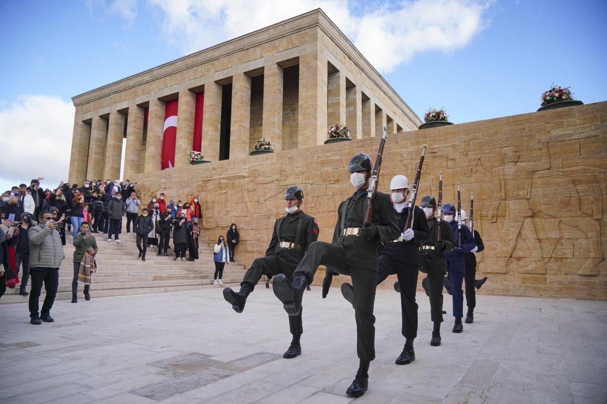 Anıtkabir'e ziyaretçi akını