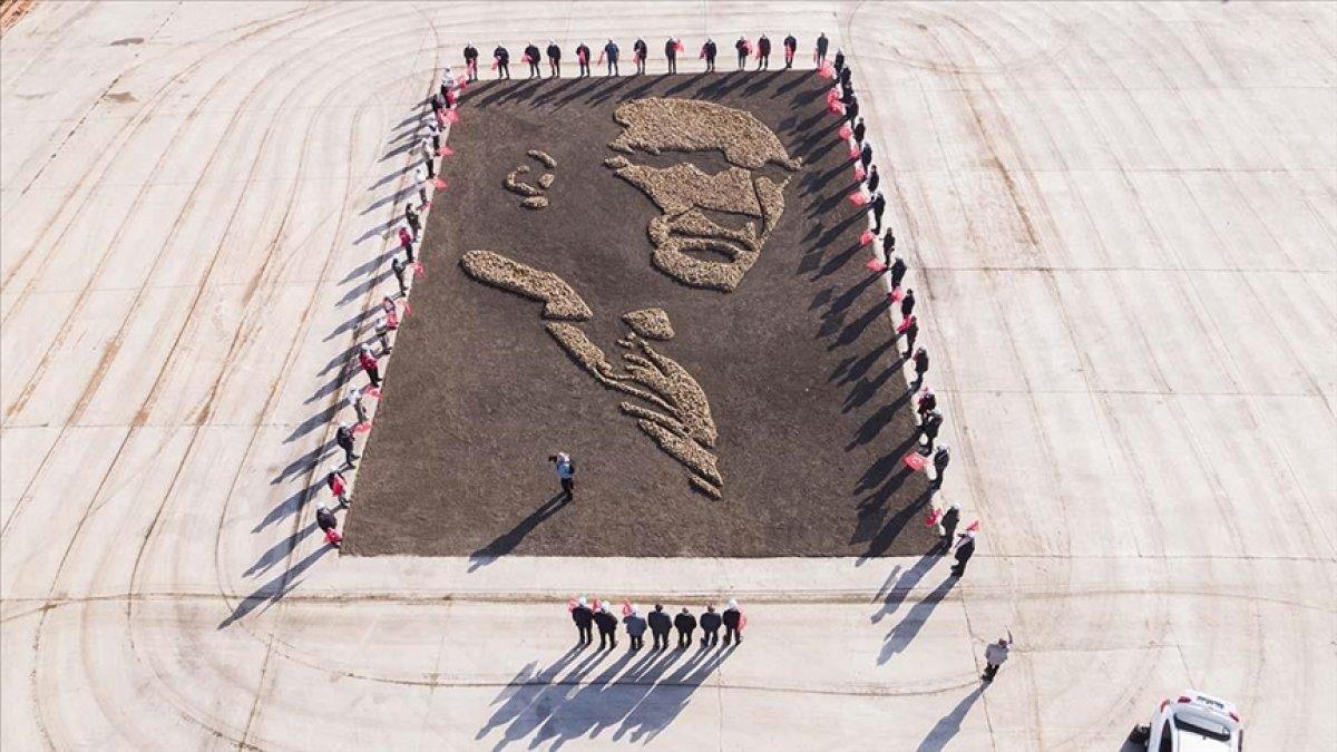 Ankara'da fabrika işçileri 8 ton şeker pancarıyla Atatürk silüeti oluşturdu