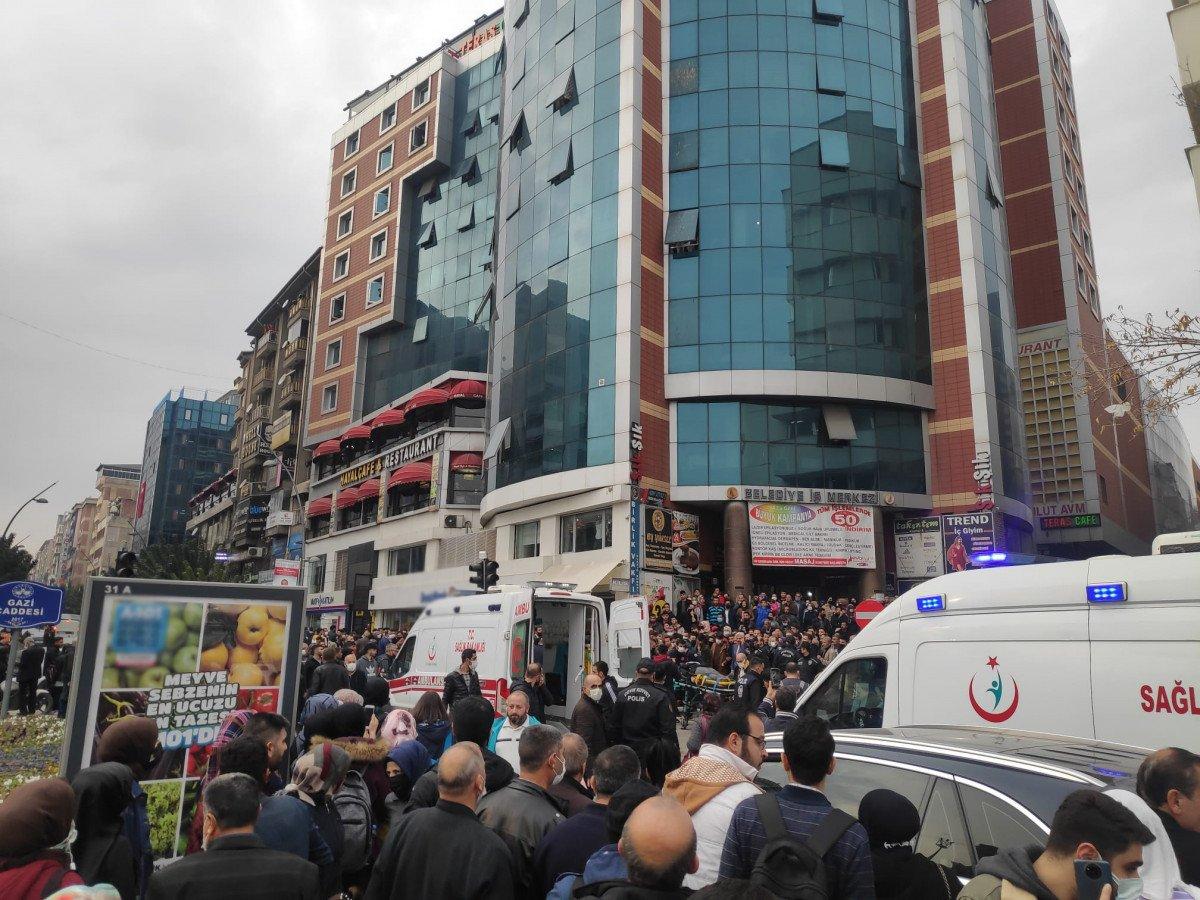 Elazığ'da 10'uncu kattan atlayan kadın, caddede yürüyen kişinin üzerine düştü