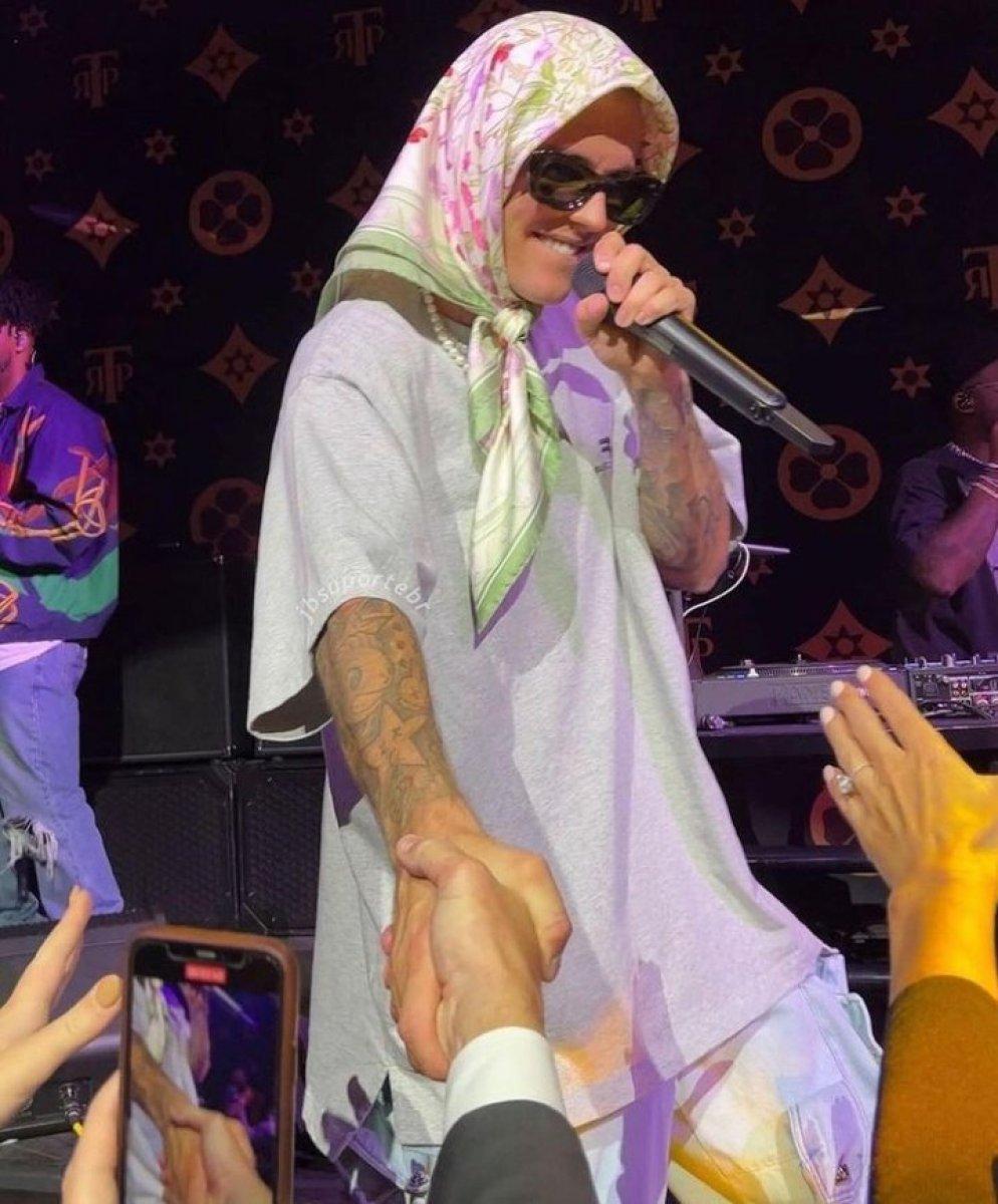 Şarkıcı Justin Bieber, sahneye başörtüsüyle çıktı