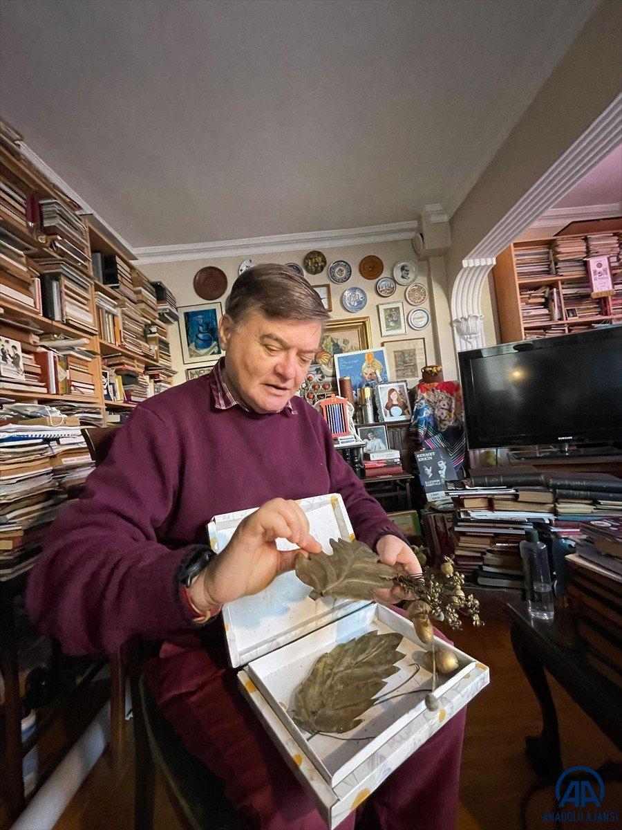 Atatürk'ün cenaze kortejinde taşınan çelengin parçalarına gözü gibi bakıyor