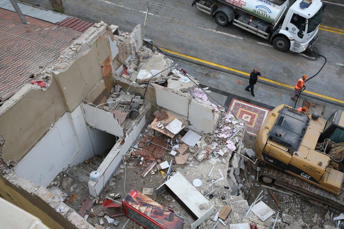 Malatya’da çöken binadaki hasar gün ağarınca ortaya çıktı