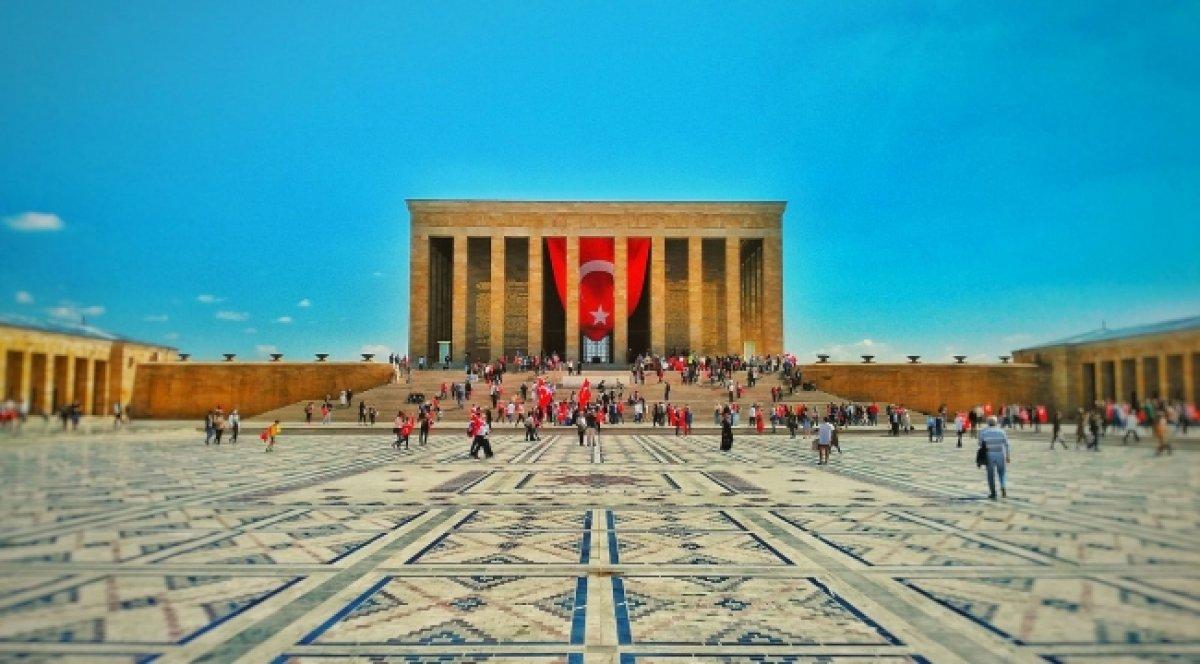 Bayrağın gönderden hiç inmediği yer: Anıtkabir