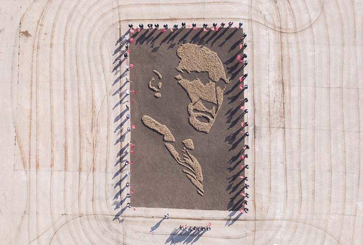 Ankara'da fabrika işçileri 8 ton şeker pancarıyla Atatürk silüeti oluşturdu