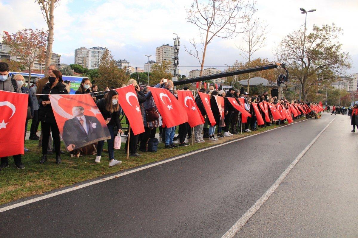 Kadıköy'de 6 buçuk kilometrelik Ata'ya saygı zinciri oluşturuldu