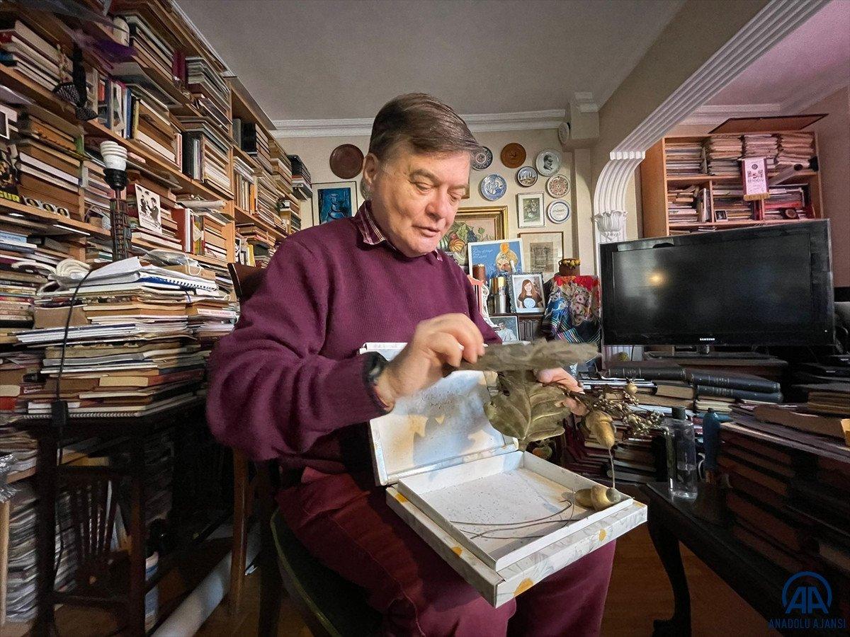 Atatürk'ün cenaze kortejinde taşınan çelengin parçalarına gözü gibi bakıyor