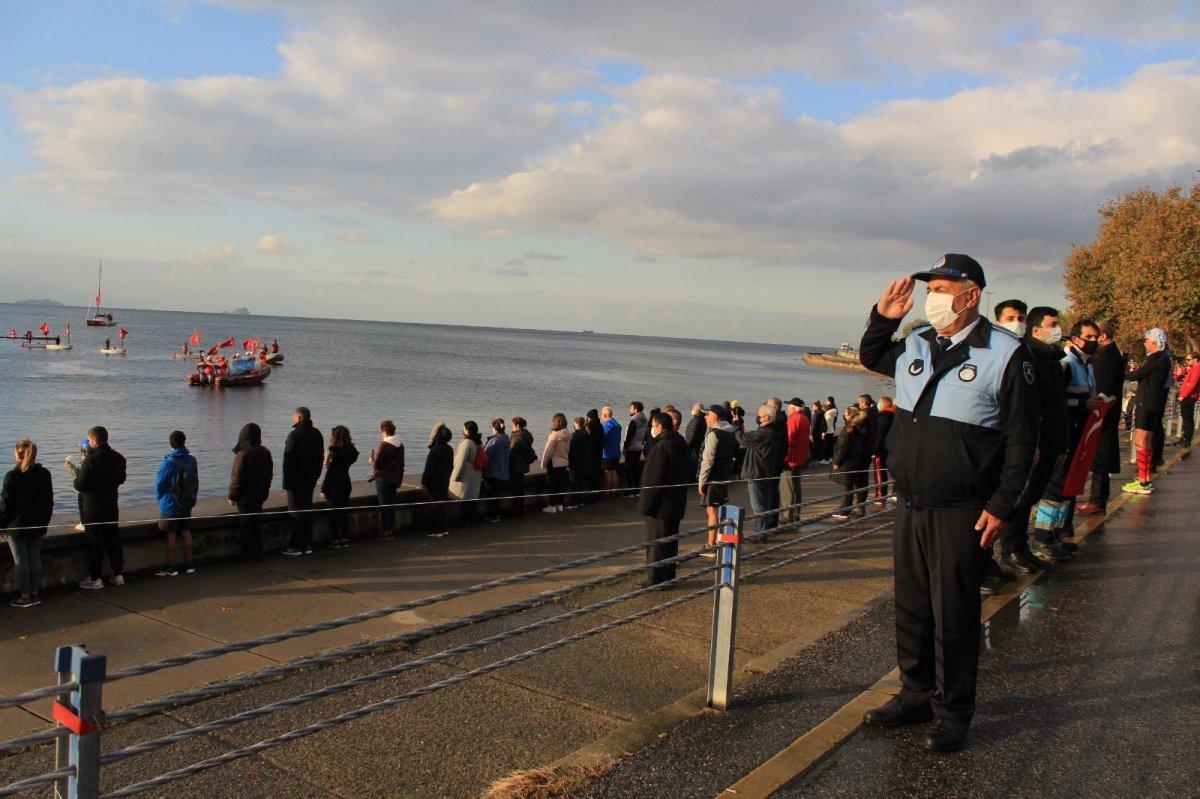 Kadıköy'de 6 buçuk kilometrelik Ata'ya saygı zinciri oluşturuldu