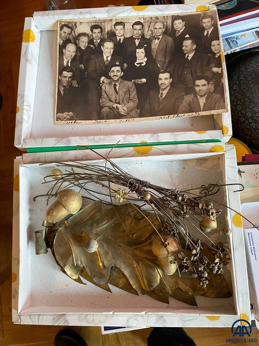 Atatürk'ün cenaze kortejinde taşınan çelengin parçalarına gözü gibi bakıyor