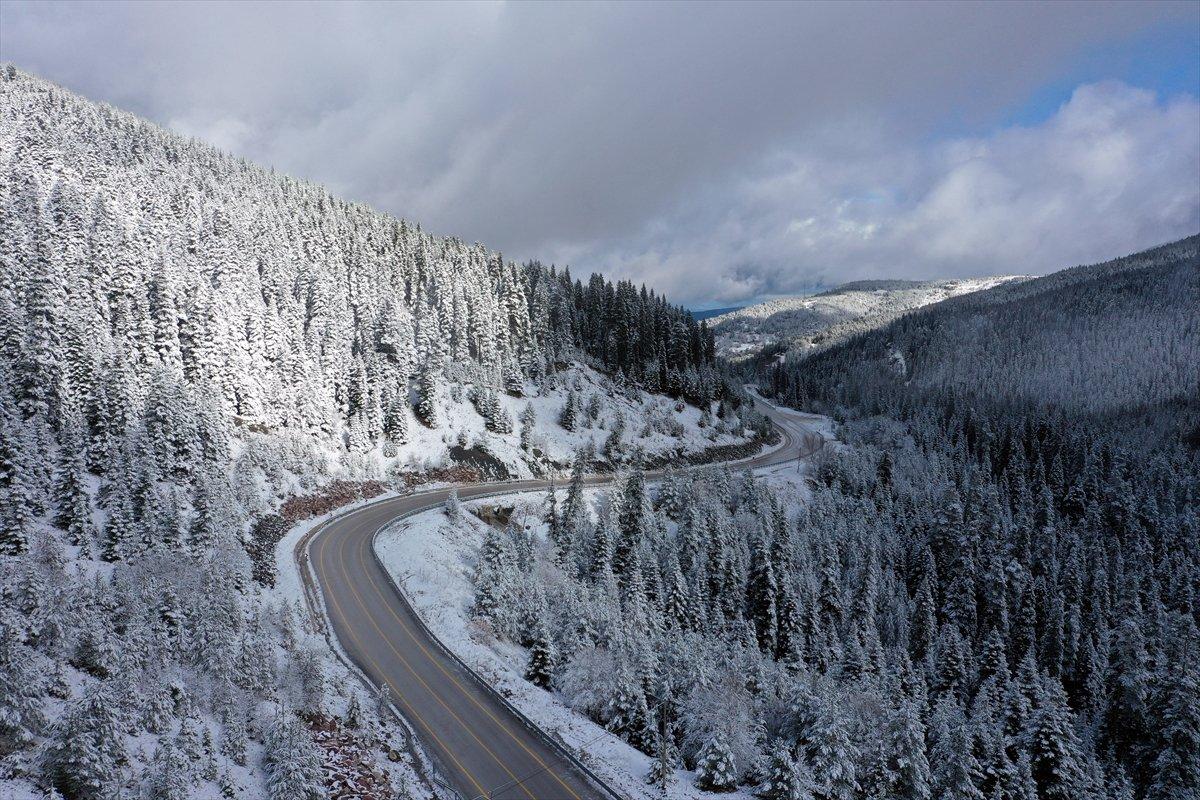 Ilgaz Dağı, kar yağışıyla beyaza büründü