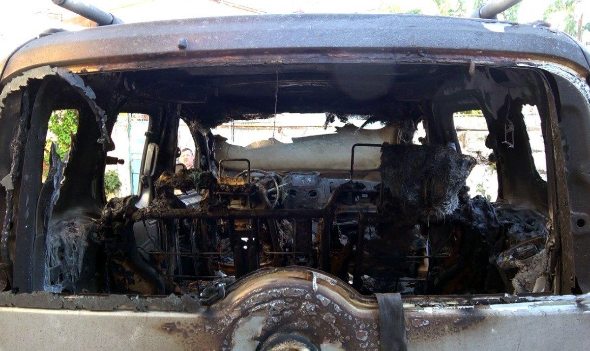 Mersin’de, alev alan araçta uyuyan oğlunu son anda kurtardı