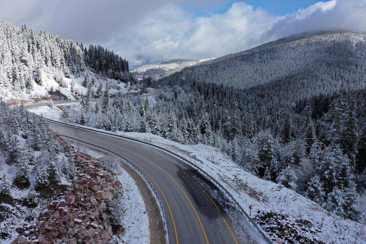 Ilgaz Dağı, kar yağışıyla beyaza büründü