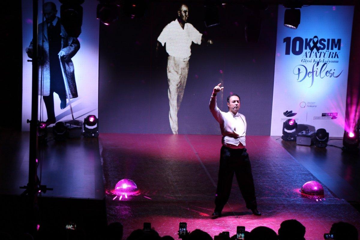 Karabük'te Atatürk'ün özel gün kıyafetlerinden defile yapıldı