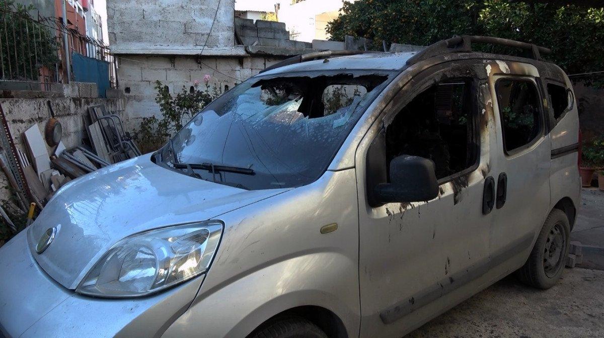 Mersin’de, alev alan araçta uyuyan oğlunu son anda kurtardı