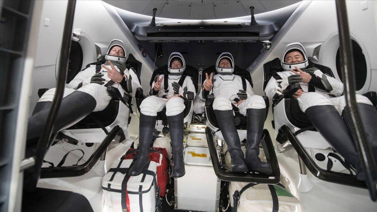 SpaceX, uzaya 4 astronot gönderdi