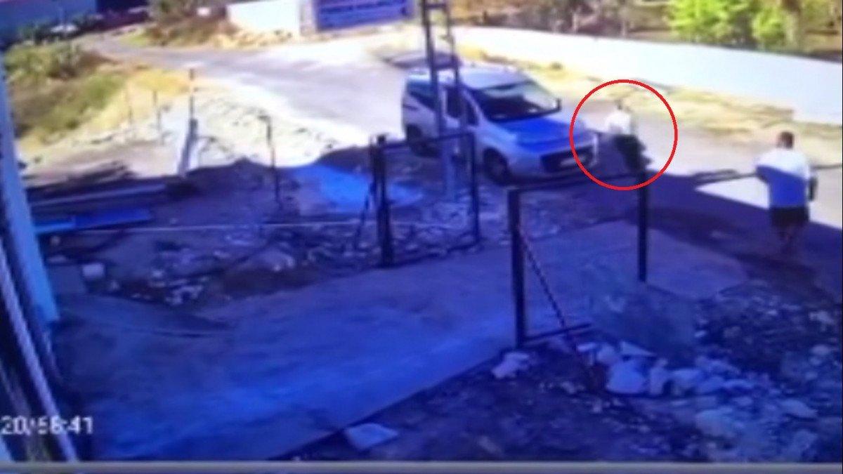 Mersin’de, alev alan araçta uyuyan oğlunu son anda kurtardı