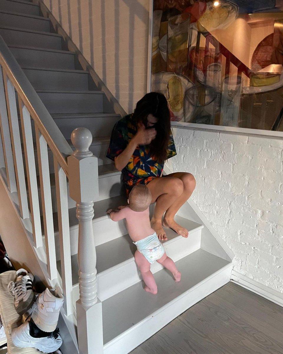 Emily Ratajkowski, oğluyla fotoğrafını paylaştı