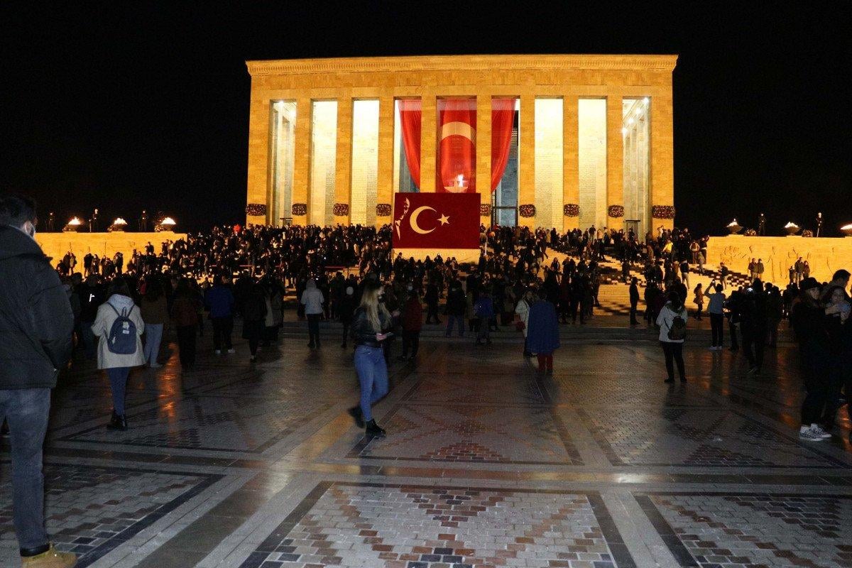 Anıtkabir'de ziyaretçi akını gece de devam etti