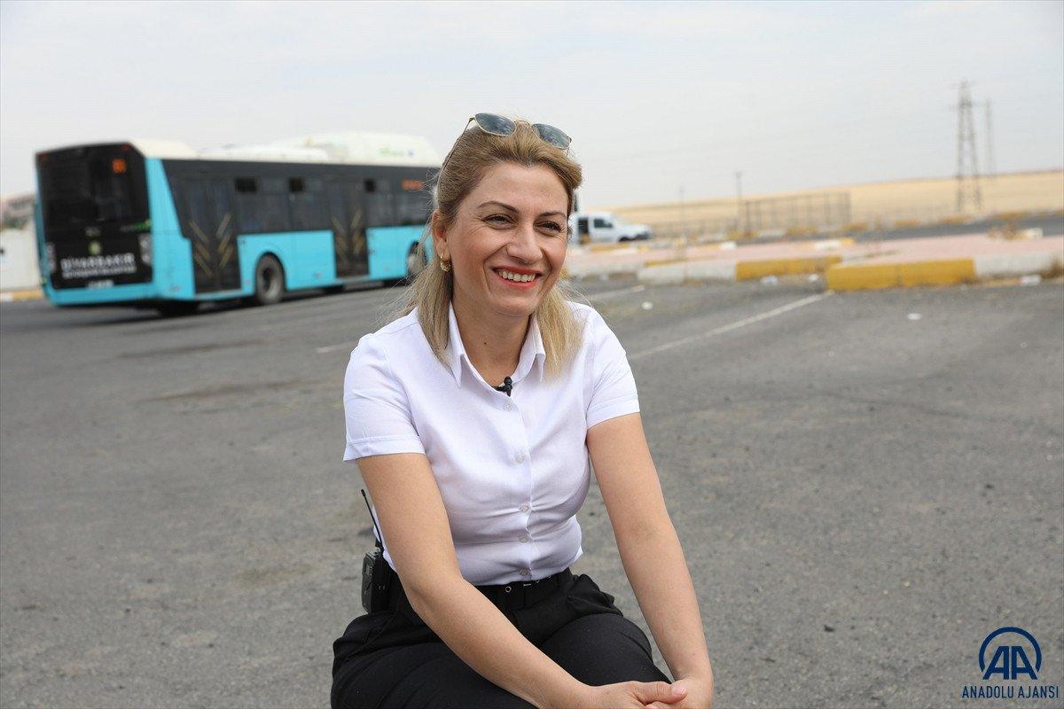 Diyarbakır'da ‘eve git bulaşık yıka’ diyenlere aldırmadı, otobüs şoförü oldu