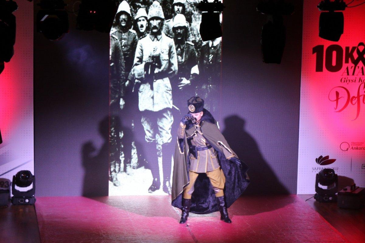 Karabük'te Atatürk'ün özel gün kıyafetlerinden defile yapıldı