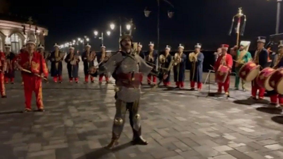 Demokrasi ve Özgürlükler Adası'nda 'Vatan' marşı