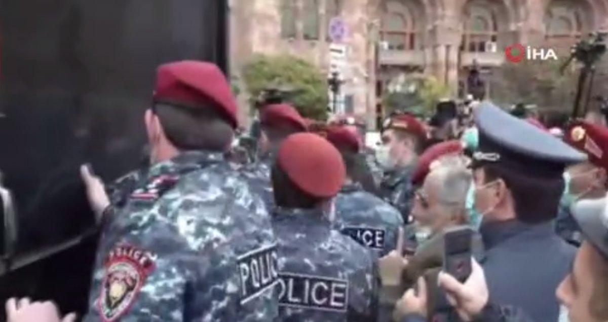 Ermenistan'da protestocular hükümet binasını bastı