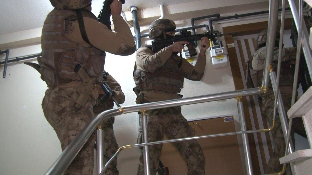 İstanbul'da kredi kartı kopyalayan çete yakalandı