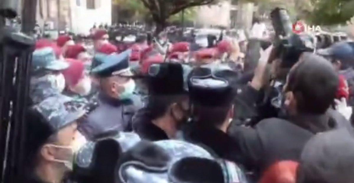 Ermenistan'da protestocular hükümet binasını bastı