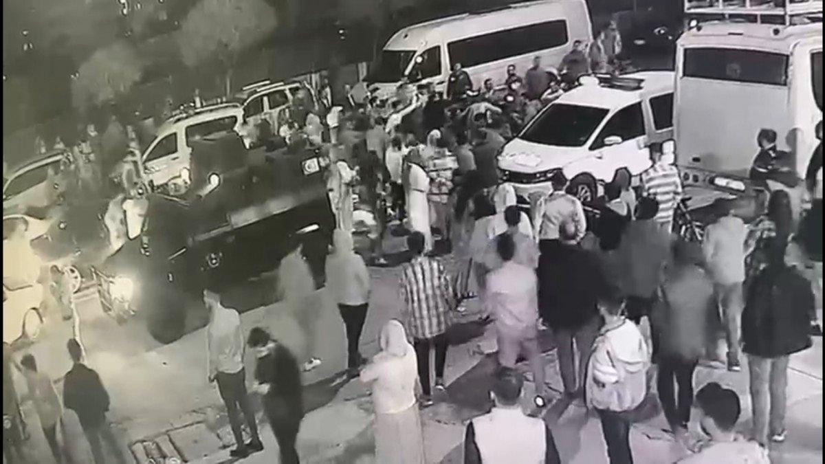 Mersin’de, düğün salonu önünde kavga ettiler