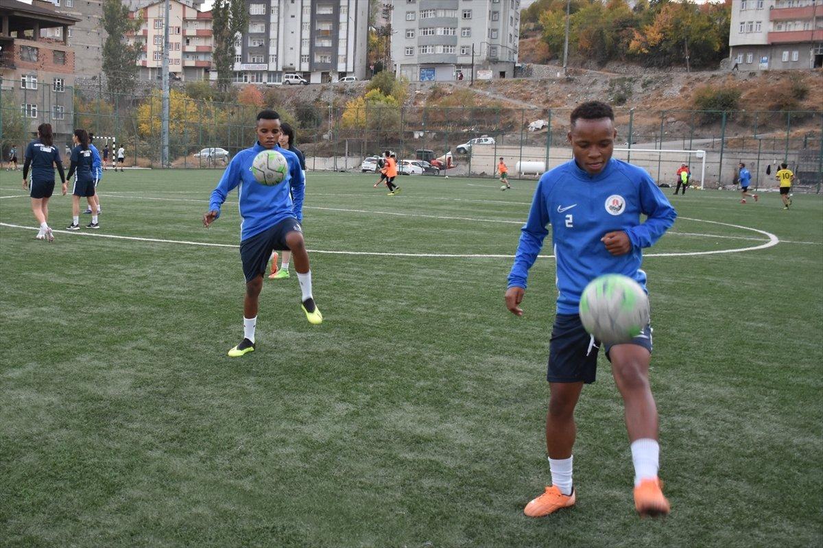 Hakkari'nin Afrikalı kadın futbolcuları