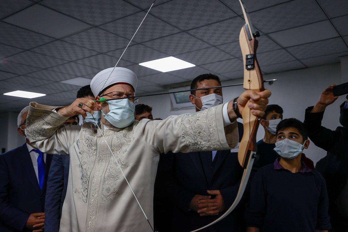 Diyanet İşleri Başkanı Ali Erbaş, açılışta ok attı