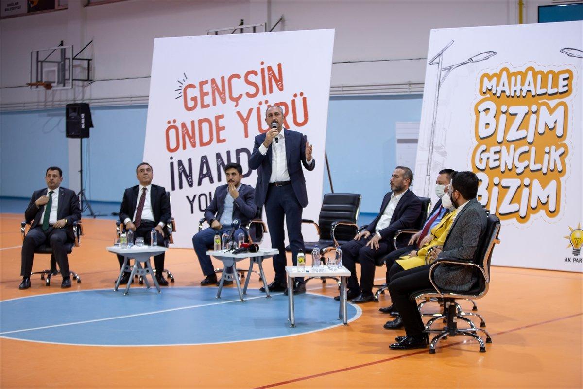 Adalet Bakanı Abdulhamit Gül, Diyarbakır'da gençlerle voleybol oynadı