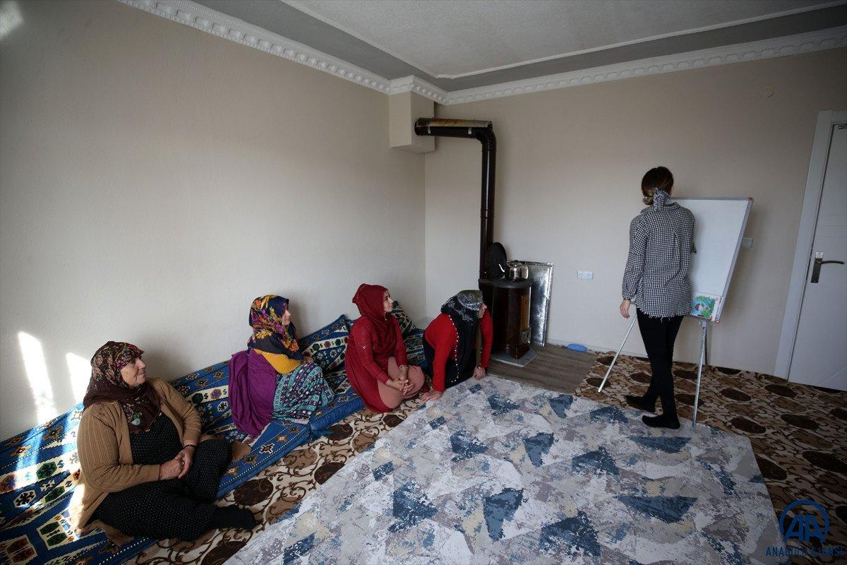 Muş'ta kapı kapı gezen Hazal öğretmen, köyde kadınlara okuma yazma öğretiyor