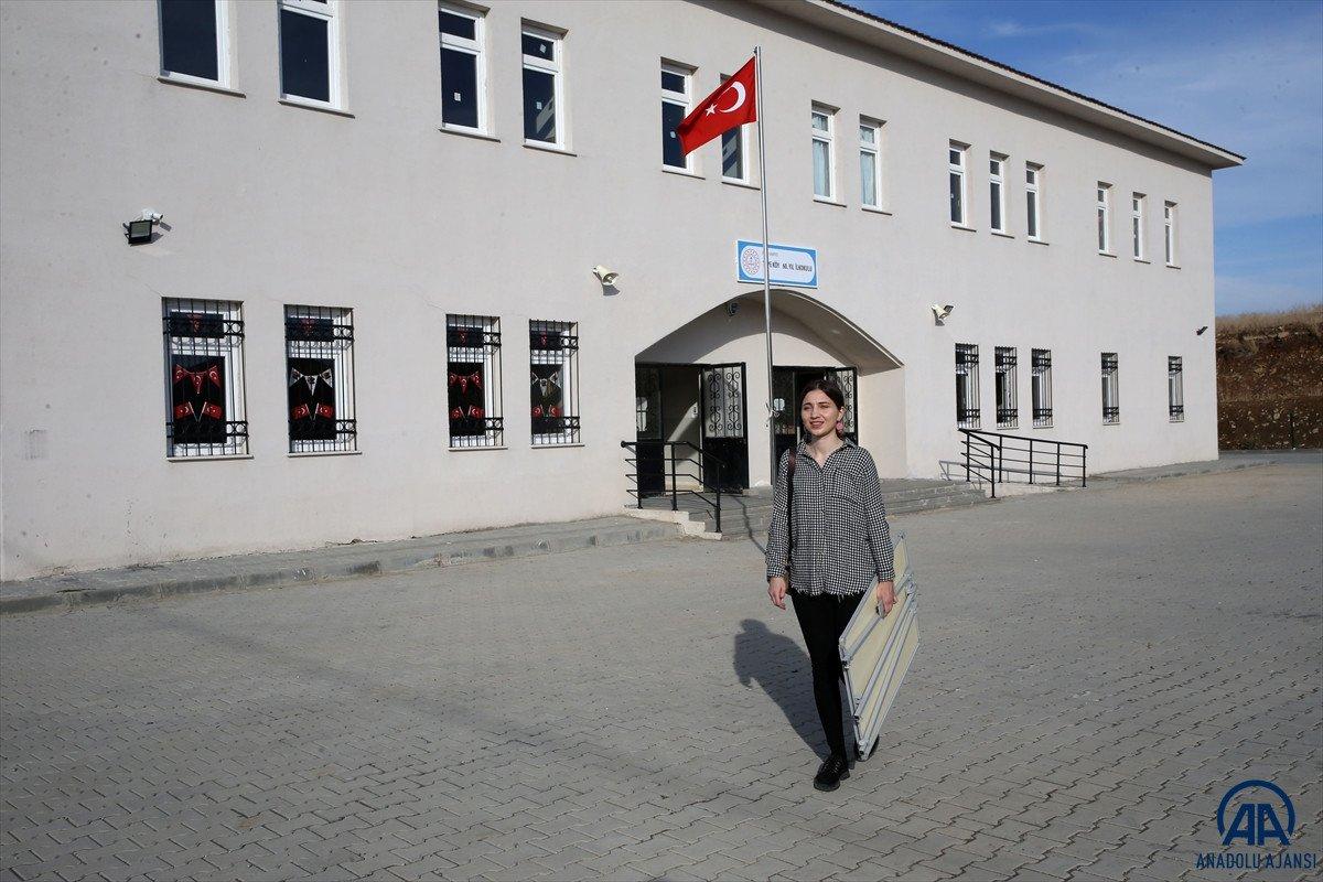 Muş'ta kapı kapı gezen Hazal öğretmen, köyde kadınlara okuma yazma öğretiyor