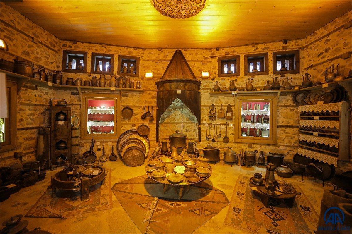 Antalya'daki tarihi evler turistlerin ilgisini çekiyor