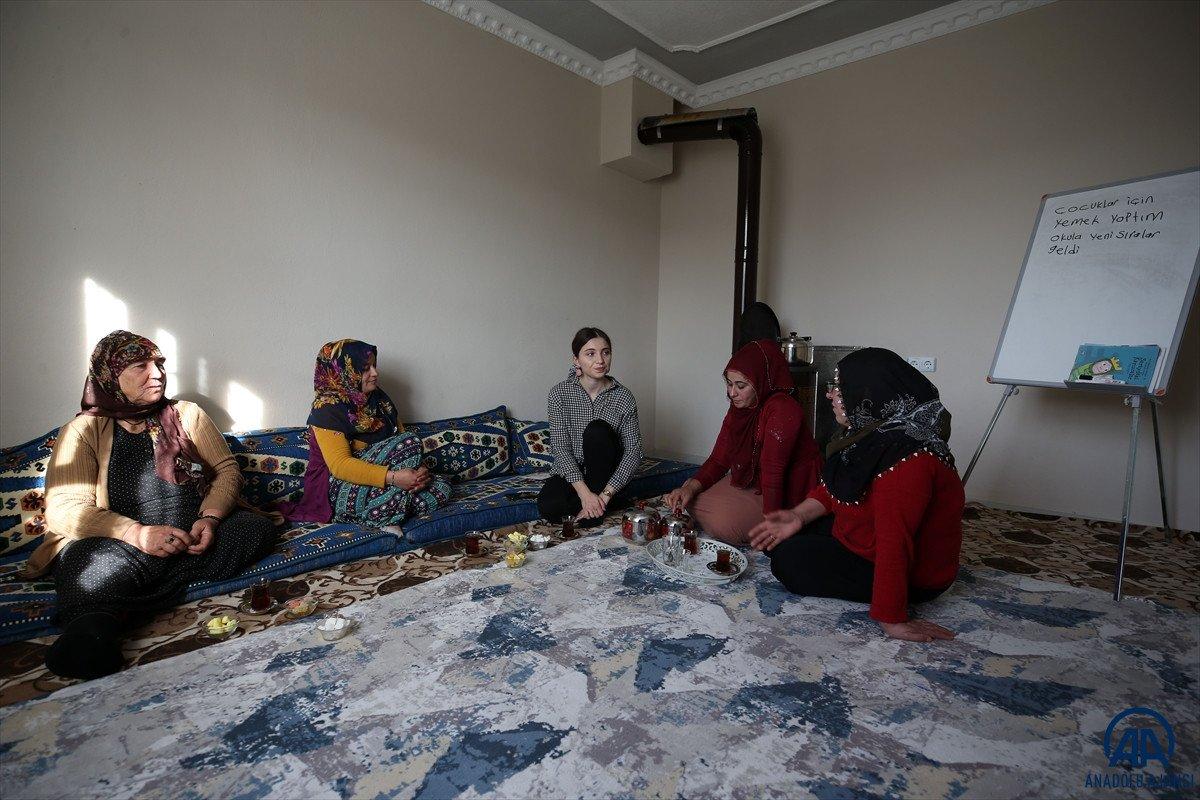 Muş'ta kapı kapı gezen Hazal öğretmen, köyde kadınlara okuma yazma öğretiyor