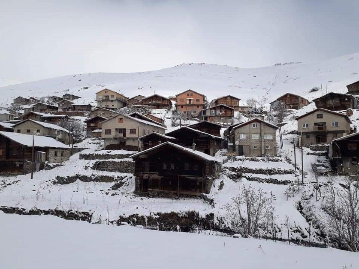 Bayburt - Trabzon sınırındaki köyler beyaza büründü